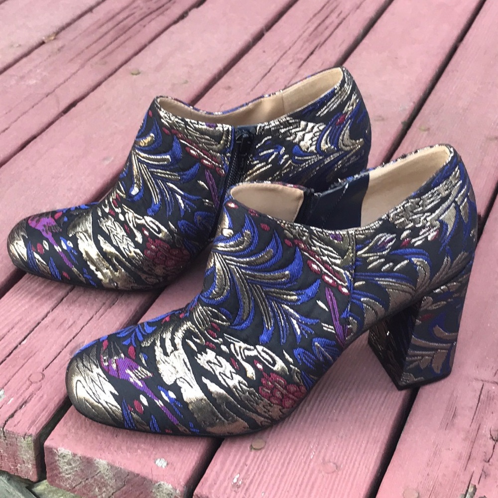 Naturalizer fabric shoes. 8 1/2 wide